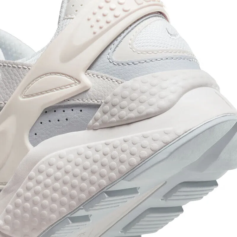 Men's Nike Wallace Air Huarache sports sneakers, white