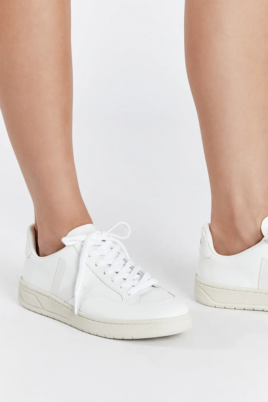VEJA V-12 LEATHER EXTRA WHITE